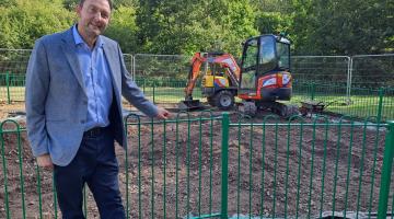 Cllr Martin Goss at Queensland Drive
